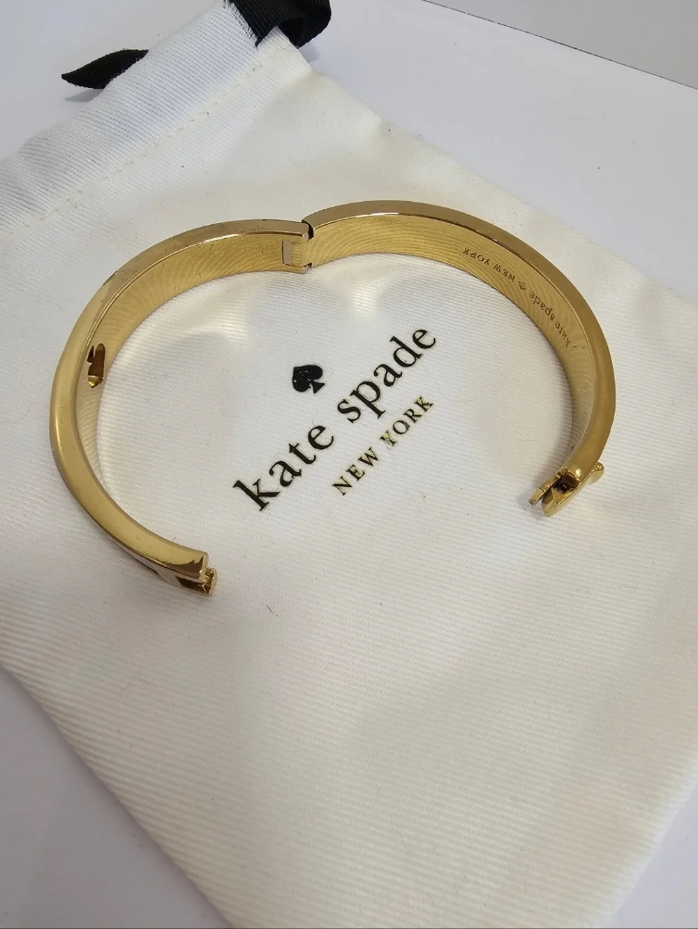 Kate Spade "Spot The Spade" Enamel Hinged Bangle Bracelet Gold/White & Dust Bag - Picture 5 of 5